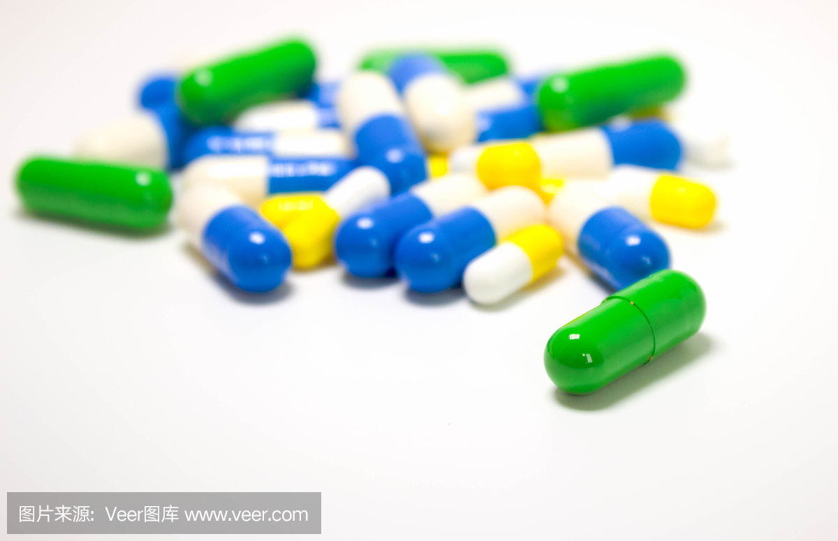 各种药用胶囊的背景和不同颜色的药物。